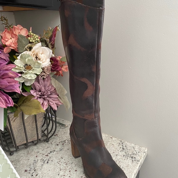 DONALD J PLINER TARIA-81 boots SZ 7 - Picture 3 of 9